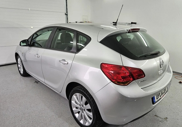 Opel Astra cena 33999 przebieg: 59000, rok produkcji 2010 z Kołobrzeg małe 379